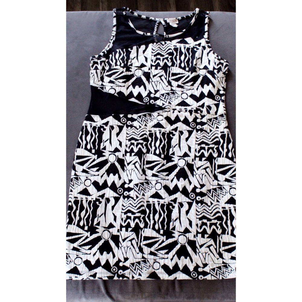 2x black and white dress